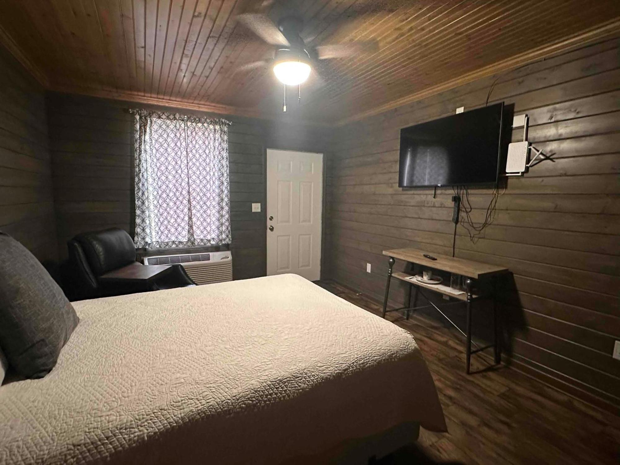 Turn On Inn Lake Village Room photo