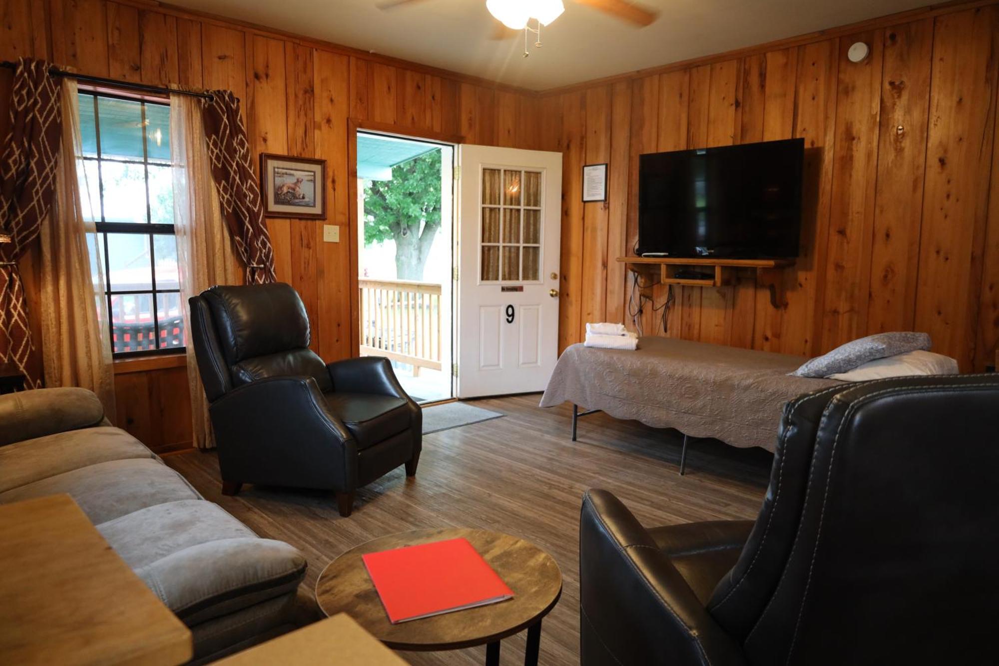 Turn On Inn Lake Village Room photo