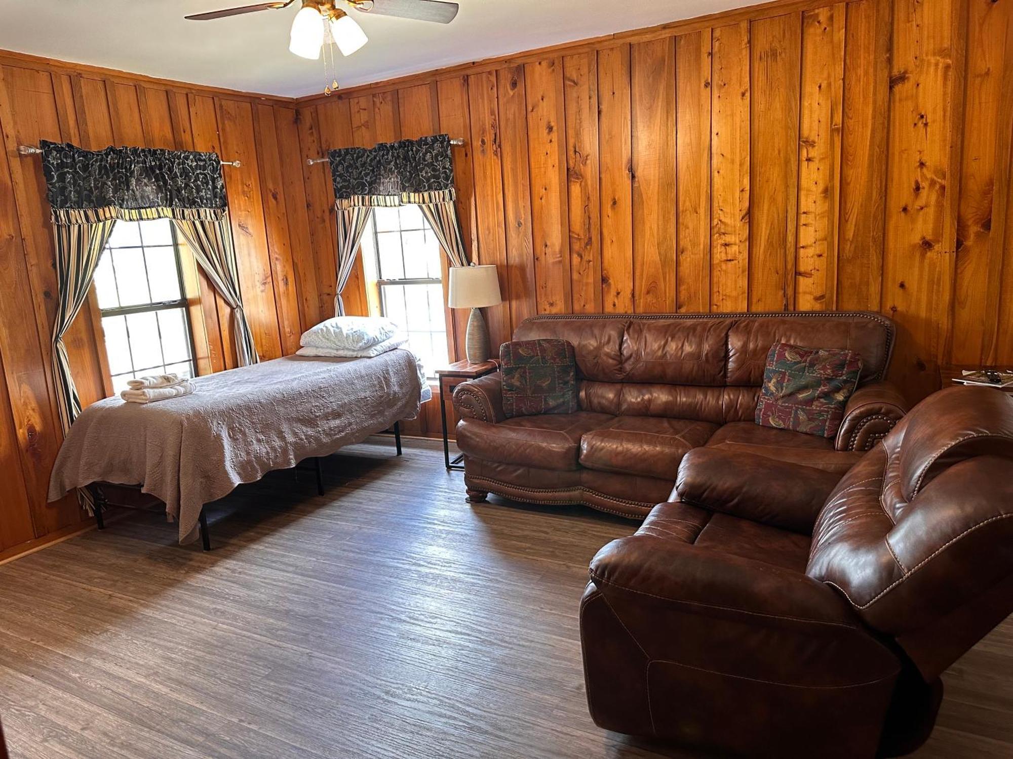 Turn On Inn Lake Village Room photo