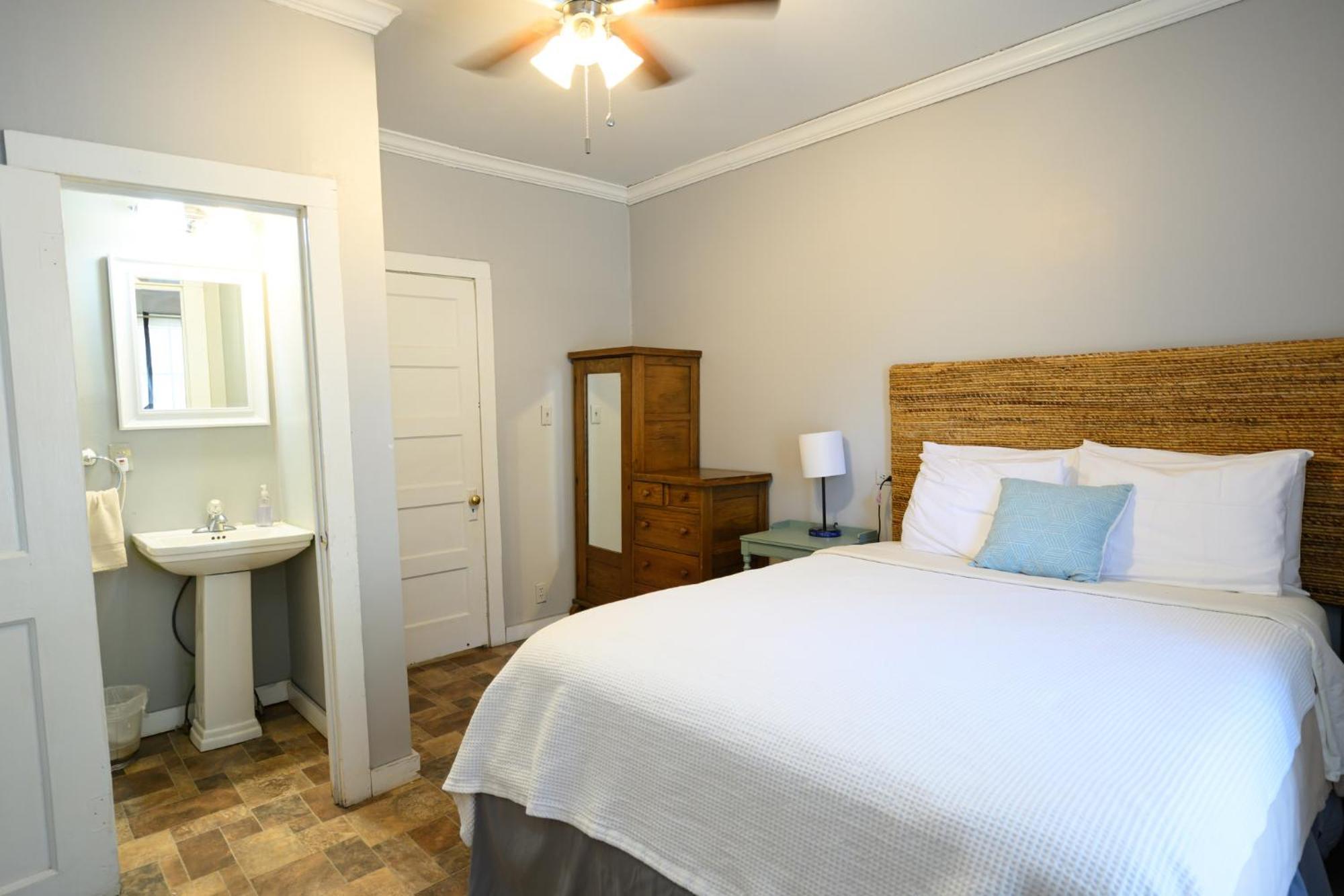 Turn On Inn Lake Village Room photo
